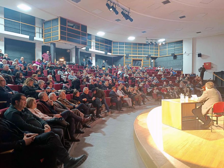 &Pi;&alpha;&rho;&alpha;&kappa;&omicron;&lambda;&omicron;ύ&theta;&eta;&sigma;&eta; &omicron;&mu;&iota;&lambda;&iota;ώ&nu; &mu;&epsilon; &kappa;&omicron;&iota;&nu;&omega;&nu;&iota;&kappa;ό &kappa;&alpha;&iota; &pi;&omicron;&lambda;&iota;&tau;&iota;&sigma;&mu;&iota;&kappa;ό &pi;&epsilon;&rho;&iota;&epsilon;&chi;ό&mu;&epsilon;&nu;&omicron;